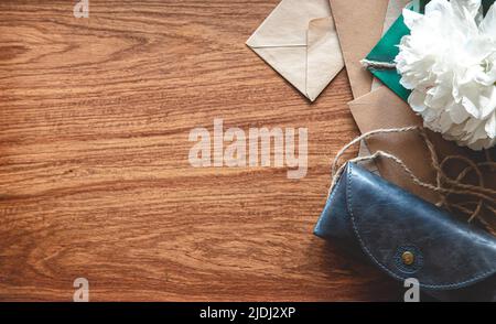 Composizione vintage con buste su sfondo ligneo, posa piatta. Foto Stock