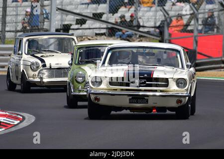 Mike Whitaker, Michael Whitaker Jnr, Ford Mustang, Masters Pre-1966 Touring Cars, tornando ai giorni del campionato britannico di auto berlina, a o Foto Stock