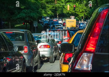 Traffico mattutino di ore di punta su Ponce de Leon Avenue ad Atlanta, Georgia. (USA) Foto Stock