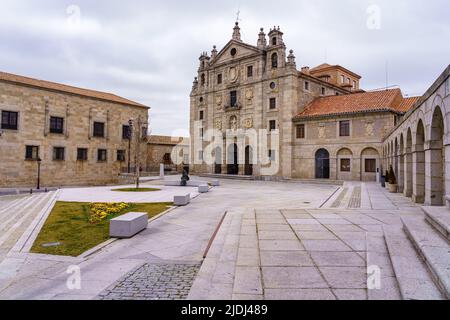Piazza con vecchi edifici nel monumentale patrimonio cittadino dell'umanità. Ávila, Spagna. Foto Stock