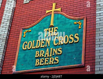 Tradizionale birreria vittoriana Brains Cardiff, The Golden Cross, incrocio tra Customhouse Street e Hayes Bridge Road, Cardiff, Foto Stock