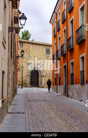 Vicolo con vecchie case con balconi tipici nella città medievale di Avila, Spagna. Foto Stock