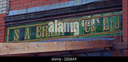 Tradizionale birreria vittoriana Brains Cardiff, The Golden Cross, incrocio tra Customhouse Street e Hayes Bridge Road, Cardiff, Foto Stock