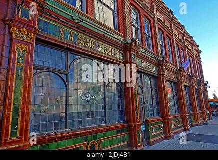 Tradizionale birreria vittoriana Brains Cardiff, The Golden Cross, incrocio tra Customhouse Street e Hayes Bridge Road, Cardiff, Foto Stock