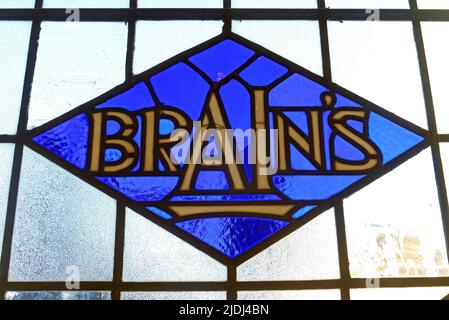 Tradizionale birreria vittoriana Brains Cardiff, The Golden Cross, incrocio tra Customhouse Street e Hayes Bridge Road, Cardiff, Foto Stock