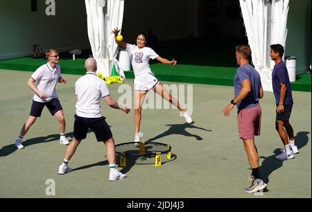 Emma Raducanu gioca una partita di Spikeball durante una sessione di prove in vista del Wimbledon Championship 2022 all'All England Lawn Tennis and Croquet Club, Wimbledon. Data foto: Martedì 21 giugno 2022. Foto Stock