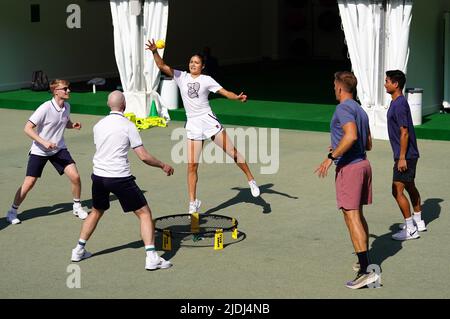 Emma Raducanu gioca una partita di Spikeball durante una sessione di prove in vista del Wimbledon Championship 2022 all'All England Lawn Tennis and Croquet Club, Wimbledon. Data foto: Martedì 21 giugno 2022. Foto Stock