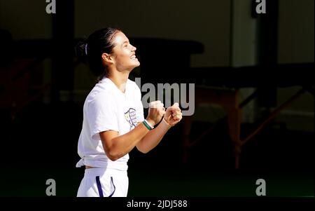 Emma Raducanu gioca una partita di Spikeball durante una sessione di prove in vista del Wimbledon Championship 2022 all'All England Lawn Tennis and Croquet Club, Wimbledon. Data foto: Martedì 21 giugno 2022. Foto Stock