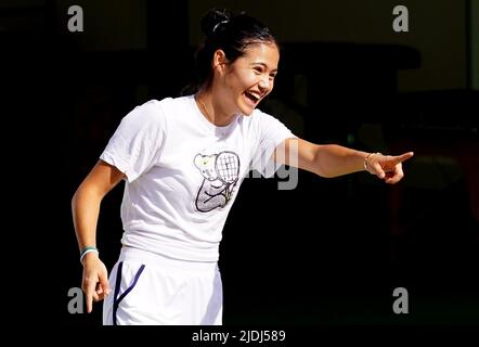 Emma Raducanu gioca una partita di Spikeball durante una sessione di prove in vista del Wimbledon Championship 2022 all'All England Lawn Tennis and Croquet Club, Wimbledon. Data foto: Martedì 21 giugno 2022. Foto Stock