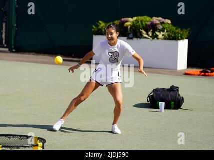 Emma Raducanu gioca una partita di Spikeball durante una sessione di prove in vista del Wimbledon Championship 2022 all'All England Lawn Tennis and Croquet Club, Wimbledon. Data foto: Martedì 21 giugno 2022. Foto Stock