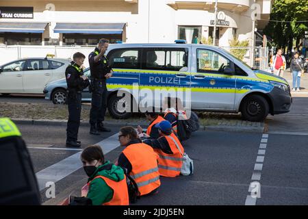 Berlino, Germania. 21st giugno 2022. Diversi attivisti climatici della Letzte Generation, ultima generazione, si sono bloccati e incollati alle autostrade tedesche a Berlino il 21 giugno 2022, causando ingorghi stradali sull'autostrada A100, Autobahn A100, una delle autostrade più trafficate della Germania. Hanno tenuto i segni in su con l'iscrizione conservano l'olio invece di drillin. (Foto di Michael Kuenne/PRESSCOV/Sipa USA) Credit: Sipa USA/Alamy Live News Foto Stock