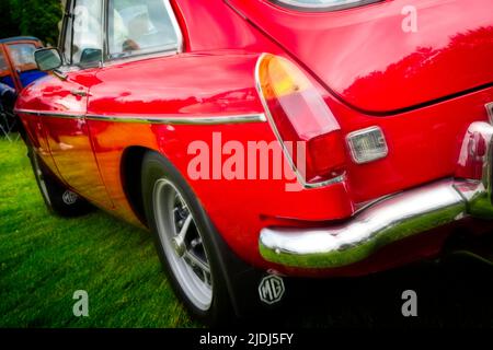 Immagine in stile retrò di una classica AUTO sportiva MG B di colore rosso brillante. Foto Stock