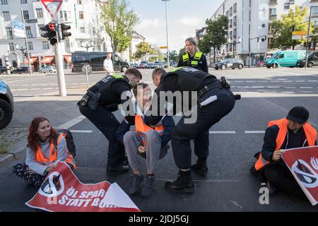 Berlino, Germania. 21st giugno 2022. Diversi attivisti climatici della Letzte Generation, ultima generazione, si sono bloccati e incollati alle autostrade tedesche a Berlino il 21 giugno 2022, causando ingorghi stradali sull'autostrada A100, Autobahn A100, una delle autostrade più trafficate della Germania. Hanno tenuto i segni in su con l'iscrizione conservano l'olio invece di drillin. (Foto di Michael Kuenne/PRESSCOV/Sipa USA) Credit: Sipa USA/Alamy Live News Foto Stock