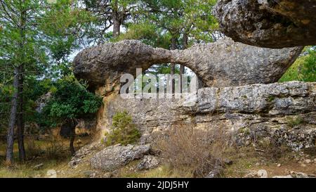 Arco di pietra nella foresta della Città incantata, Cuenca, Spagna. Foto Stock