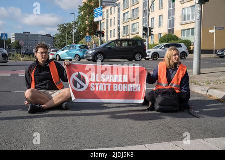 Berlino, Germania. 21st giugno 2022. Diversi attivisti climatici della Letzte Generation, ultima generazione, si sono bloccati e incollati alle autostrade tedesche a Berlino il 21 giugno 2022, causando ingorghi stradali sull'autostrada A100, Autobahn A100, una delle autostrade più trafficate della Germania. Hanno tenuto i segni in su con l'iscrizione conservano l'olio invece di drillin. (Foto di Michael Kuenne/PRESSCOV/Sipa USA) Credit: Sipa USA/Alamy Live News Foto Stock