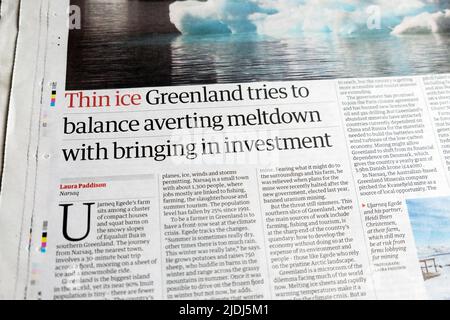 "Thin Ice Groenlandia cerca di bilanciare il meltdown everting con portare in investimento" titolo del giornale Guardian all'interno della pagina articolo 2022 London UK Foto Stock