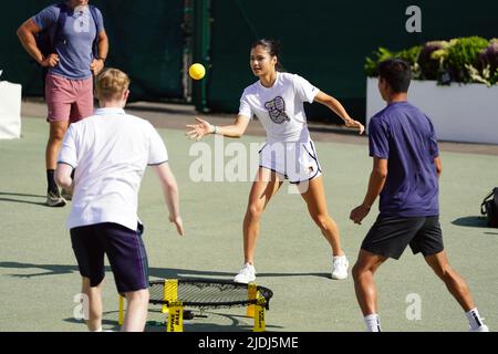 Emma Raducanu gioca una partita di Spikeball durante una sessione di prove in vista del Wimbledon Championship 2022 all'All England Lawn Tennis and Croquet Club, Wimbledon. Data foto: Martedì 21 giugno 2022. Foto Stock