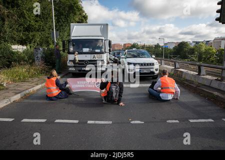 Berlino, Germania. 21st giugno 2022. Diversi attivisti climatici della Letzte Generation, ultima generazione, si sono bloccati e incollati alle autostrade tedesche a Berlino il 21 giugno 2022, causando ingorghi stradali sull'autostrada A100, Autobahn A100, una delle autostrade più trafficate della Germania. Hanno tenuto i segni in su con l'iscrizione conservano l'olio invece di drillin. (Foto di Michael Kuenne/PRESSCOV/Sipa USA) Credit: Sipa USA/Alamy Live News Foto Stock