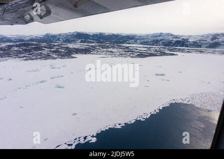 Tour in volo sopra la Groenlandia con iceberg che galleggiano sull'oceano Foto Stock