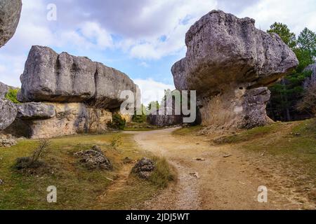 Pietre enormi sotto forma di funghi con un sentiero nella foresta della Città incantata di Cuenca. Foto Stock