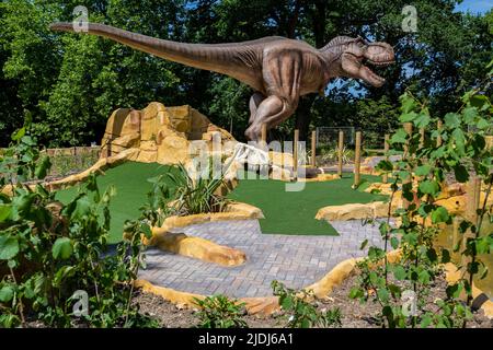 Londra, Regno Unito. 21 giugno 2022. I tocchi di rifinitura sono fatti a Jurassic Island, un campo da golf pazzo a tema dinosauro, che è stato costruito a Harrow. I dinosauri a grandezza naturale sono intervallati tra le buche del campo da golf che apre al pubblico il 2 luglio. Credit: Stephen Chung / Alamy Live News Foto Stock