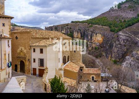 Vecchie case in pietra di fronte alla montagna e il canyon del fiume della città di Cuenca, Spagna. Foto Stock