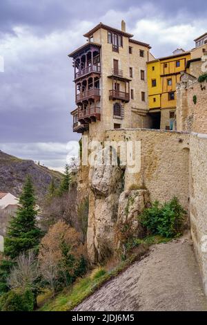 Case pensili di Cuenca, costruita sul precipizio roccioso che domina il fiume, Spagna. Foto Stock