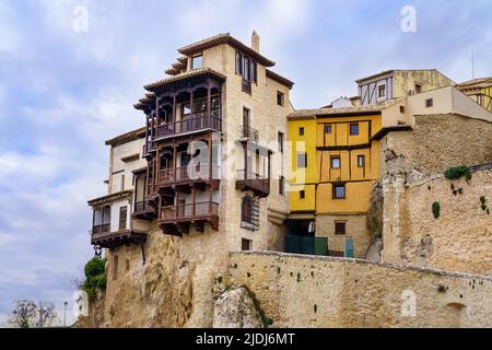 Imponenti case pendenti con i loro luminosi vecchi balconi in legno, Cuenca Spagna. Foto Stock