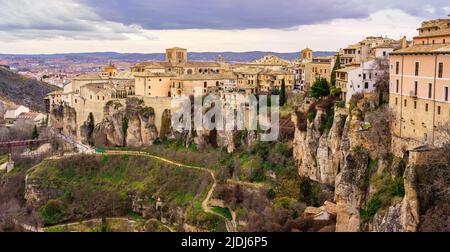 Suggestiva vista panoramica della città di Cuenca con le sue case appese sul precipizio della montagna. Foto Stock