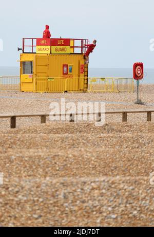 Brighton, UK 21st Giugno, 2022 : un nuovo montante di protezione di vita elevato fatto da un contenitore di trasporto di acciaio sulla spiaggia di Brighton. Foto Stock