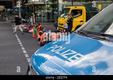 Berlino, Germania. 21st giugno 2022. Diversi attivisti climatici della Letzte Generation, ultima generazione, si sono bloccati e incollati alle autostrade tedesche a Berlino il 21 giugno 2022, causando ingorghi stradali sull'autostrada A100, Autobahn A100, una delle autostrade più trafficate della Germania. Hanno tenuto i segni in su con l'iscrizione conservano l'olio invece di drillin. (Credit Image: © Michael Kuenne/PRESSCOV via ZUMA Press Wire) Foto Stock