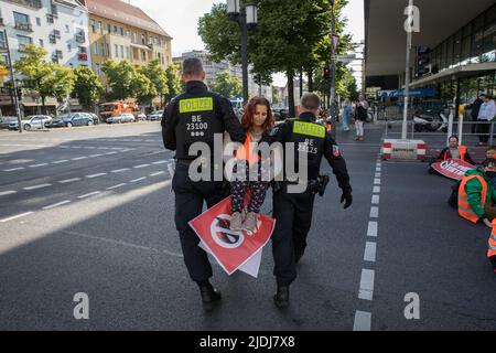 Berlino, Germania. 21st giugno 2022. Diversi attivisti climatici della Letzte Generation, ultima generazione, si sono bloccati e incollati alle autostrade tedesche a Berlino il 21 giugno 2022, causando ingorghi stradali sull'autostrada A100, Autobahn A100, una delle autostrade più trafficate della Germania. Hanno tenuto i segni in su con l'iscrizione conservano l'olio invece di drillin. (Credit Image: © Michael Kuenne/PRESSCOV via ZUMA Press Wire) Foto Stock