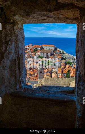 Tetti colossali, il Campanile e il mare adriatico visto da una finestra sulle mura della Città Vecchia Foto Stock