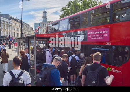 Londra, Regno Unito. 21st giugno 2022. I pendolari si trovano a King's Cross Station, mentre il più grande sciopero ferroviario nazionale degli ultimi 30 anni colpisce il Regno Unito. Foto Stock