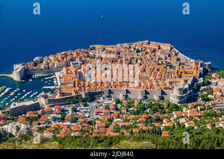 Acque blu della cornice adriatica Città Vecchia di Dubrovnik vista dalla cima del Monte SRD. Foto Stock