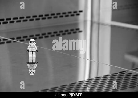 LEGO mini figura in un laboratorio scientifico Foto Stock