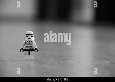 LEGO mini figura in un laboratorio scientifico Foto Stock