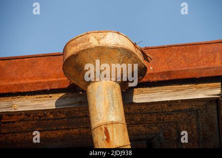 grondaia di metallo sul tetto di un edificio residenziale Foto Stock