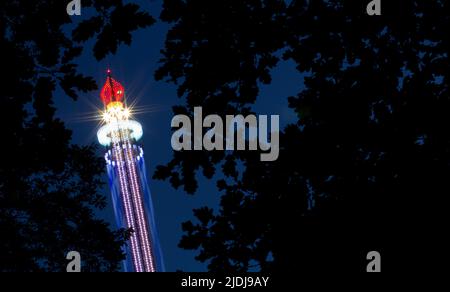 Berlino, Germania. 15th maggio 2022. La gondola di una torre freefall scendono ai giorni di Maggio a Volkspark Hasenheide. (Shot with long exposure) Credit: Hauke Schröder/dpa-Zentralbild/dpa/Alamy Live News Foto Stock