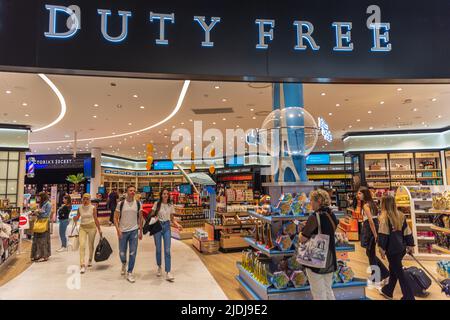 PARIGI, FRANCIA - 20 GIUGNO 2022 : zona francese duty free all'aeroporto internazionale Roissy Charles de Gaulle prima del volo. Foto Stock