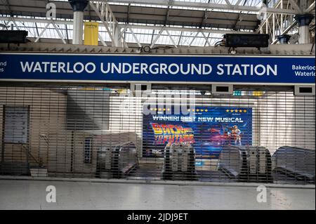 Giugno 21st. Sciopero ferroviario e sotterraneo a Londra. Stazione di Waterloo. Piattaforme chiuse. Foto Stock