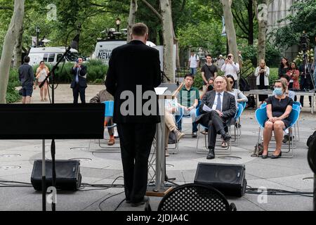 New York, Stati Uniti. 21st giugno 2022. L'ambasciatore francese negli Stati Uniti Philippe Etienne (C) partecipa alla cerimonia di kick-off di Make Music a Battery Park a New York il 21 giugno 2022. I segni della cerimonia rendono il 40th anniversario della Giornata della Musica e rendono omaggio alla sua origine francese con una rappresentazione del Carnevale degli animali di Camille Saint-Saens scritto lo stesso anno come inizio della Statua della libertà donata dalla Francia. (Foto di Lev Radin/Sipa USA) Credit: Sipa USA/Alamy Live News Foto Stock