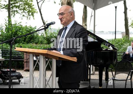 New York, Stati Uniti. 21st giugno 2022. L’ambasciatore francese negli Stati Uniti Philippe Etienne parla al kick-off a Battery Park a New York il 21 giugno 2022. I segni della cerimonia rendono il 40th anniversario della Giornata della Musica e rendono omaggio alla sua origine francese con una rappresentazione del Carnevale degli animali di Camille Saint-Saens scritto lo stesso anno come inizio della Statua della libertà donata dalla Francia. (Foto di Lev Radin/Sipa USA) Credit: Sipa USA/Alamy Live News Foto Stock