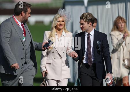 Alex Joseph Pritchard è un ballerino e coreografo britannico, durante la riunione di corsa di cavalli del Cheltenham Festival. Foto Stock