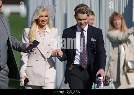 Alex Joseph Pritchard è un ballerino e coreografo britannico, durante la riunione di corsa di cavalli del Cheltenham Festival. Foto Stock