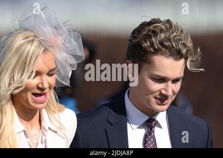 Alex Joseph Pritchard è un ballerino e coreografo britannico, durante la riunione di corsa di cavalli del Cheltenham Festival. Foto Stock