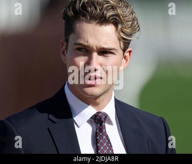 Alex Joseph Pritchard è un ballerino e coreografo britannico, durante la riunione di corsa di cavalli del Cheltenham Festival. Foto Stock