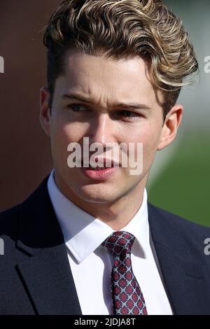 Alex Joseph Pritchard è un ballerino e coreografo britannico, durante la riunione di corsa di cavalli del Cheltenham Festival. Foto Stock