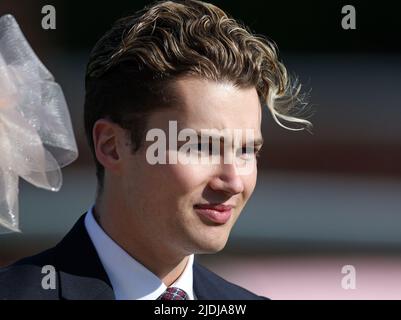 Alex Joseph Pritchard è un ballerino e coreografo britannico, durante la riunione di corsa di cavalli del Cheltenham Festival. Foto Stock