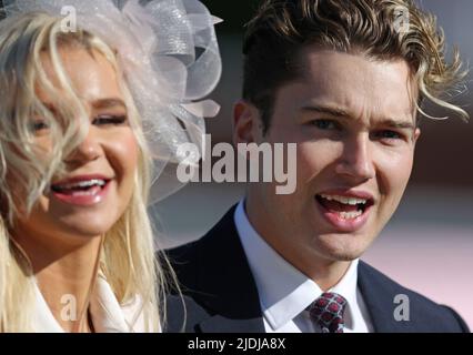 Alex Joseph Pritchard è un ballerino e coreografo britannico, durante la riunione di corsa di cavalli del Cheltenham Festival. Foto Stock